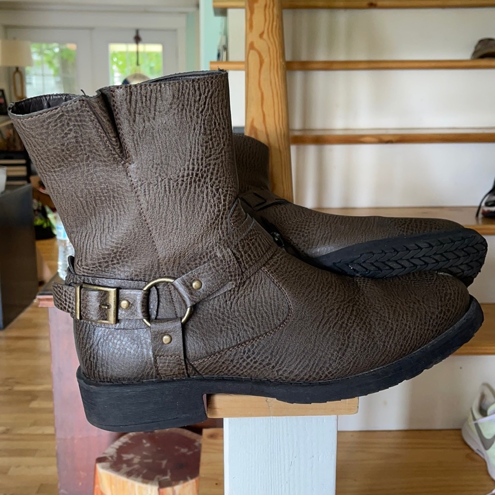Mens size 11 Brown Leather Buckle Conroy Boots